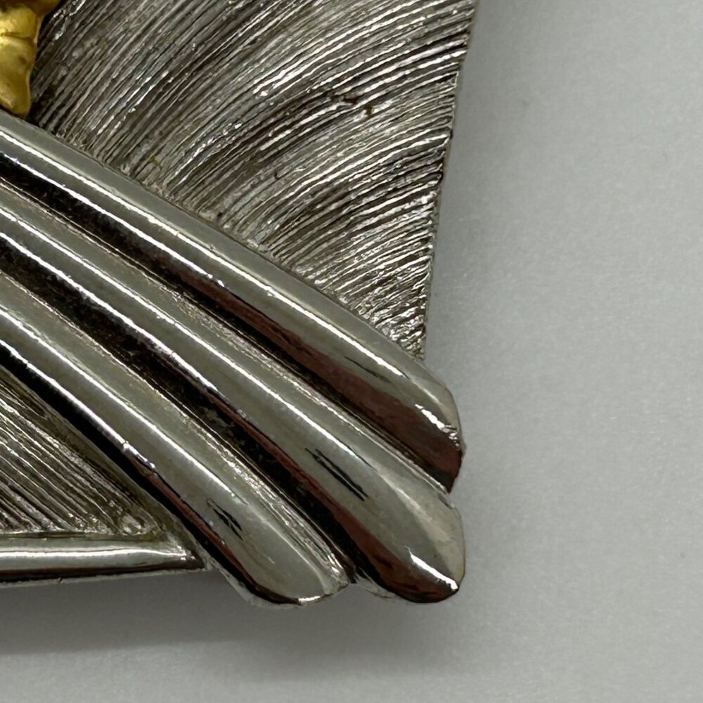 Vintage Art Deco-Inspired Flapper Brooch Silver-Toned Texture Gold-tone Profile - Picture 5 of 16